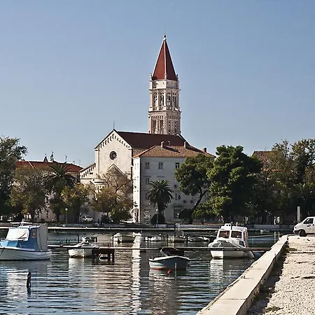 Πανσιόν Livia Τρογκίρ